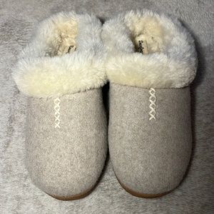 Dearfoams Indoor/Outdoor Women’s Breathable Memory Foam Clog Slippers